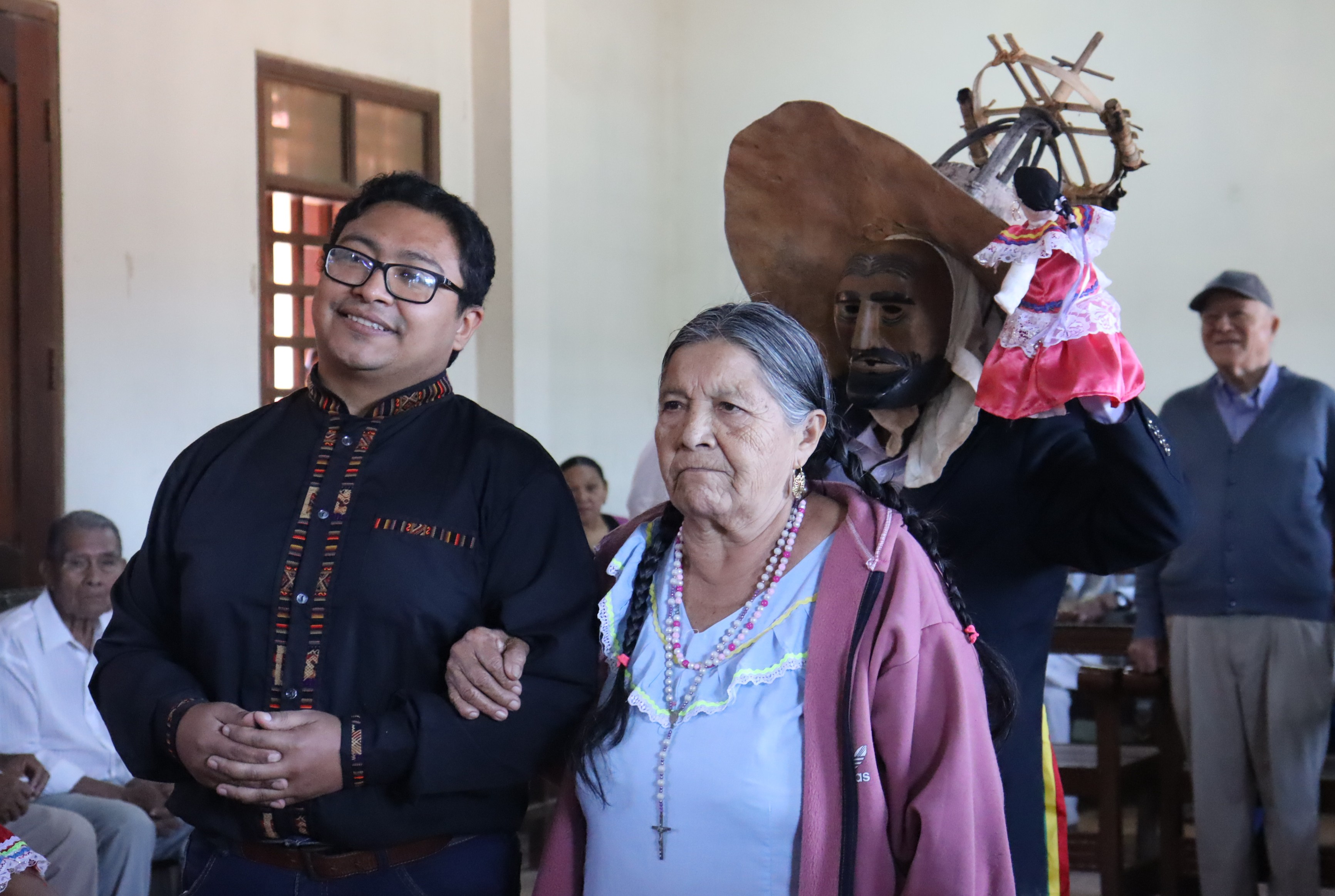 El padre Ramiro Loza recibido en el Gran Cabildo Indigenal de San Ignacio de Mojos.