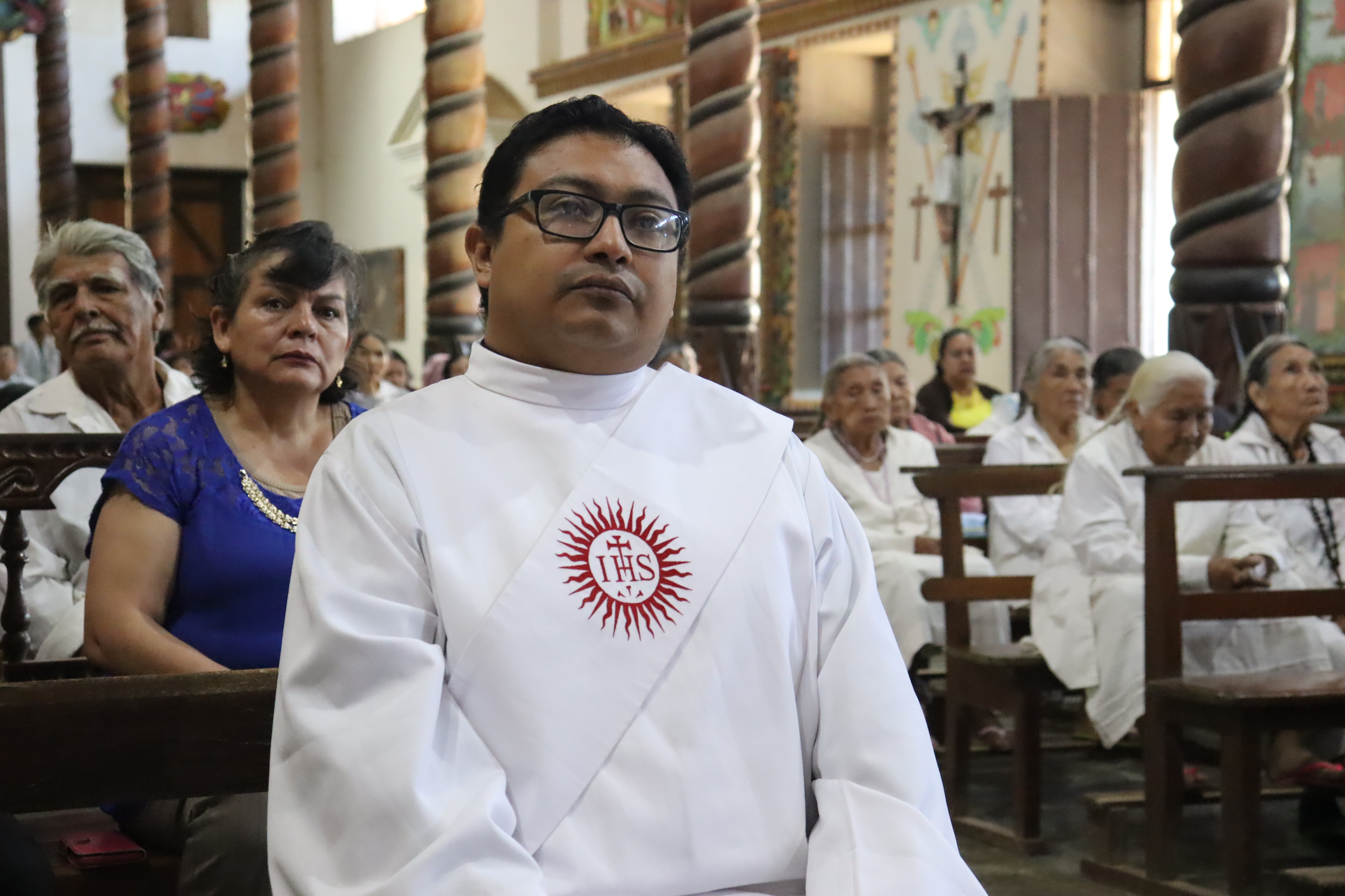 Ramiro Loza SJ, durante su durante su misa de ordenación presbiteral. Detrás su madre Fanny Marquez.