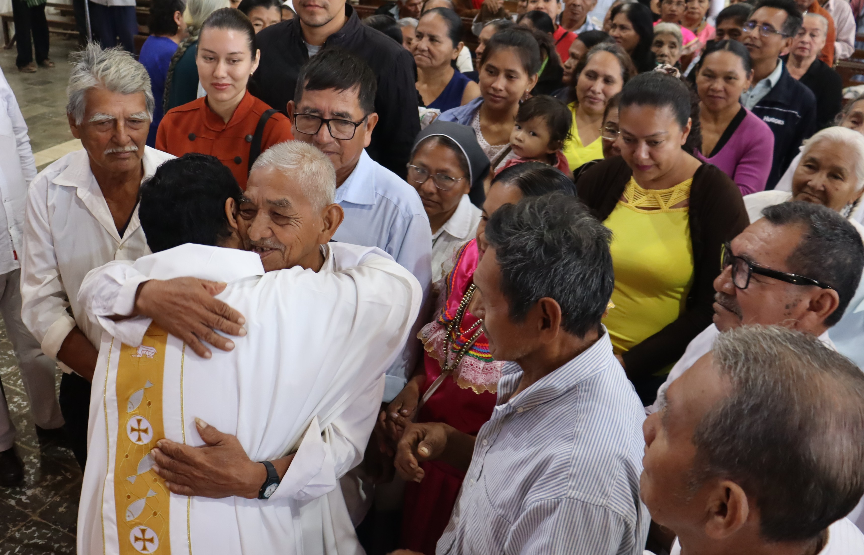 Abrazos de paz y  felicitación al nuevo sacerdote Ramiro Loza SJ.