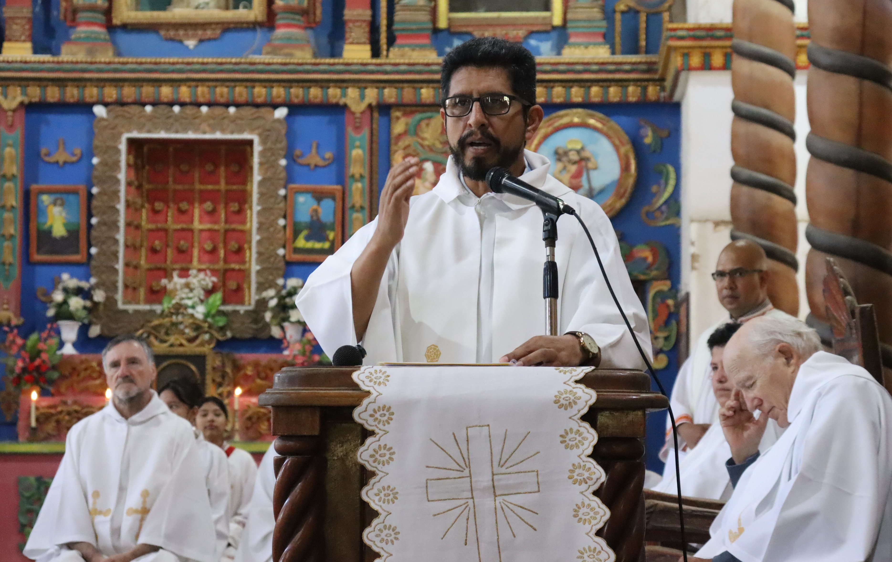 El provincial de la Compañía de Jesús en Bolivia, padre Bernardo Mercado  SJ, agradeciendo a los asistentes en la misa.