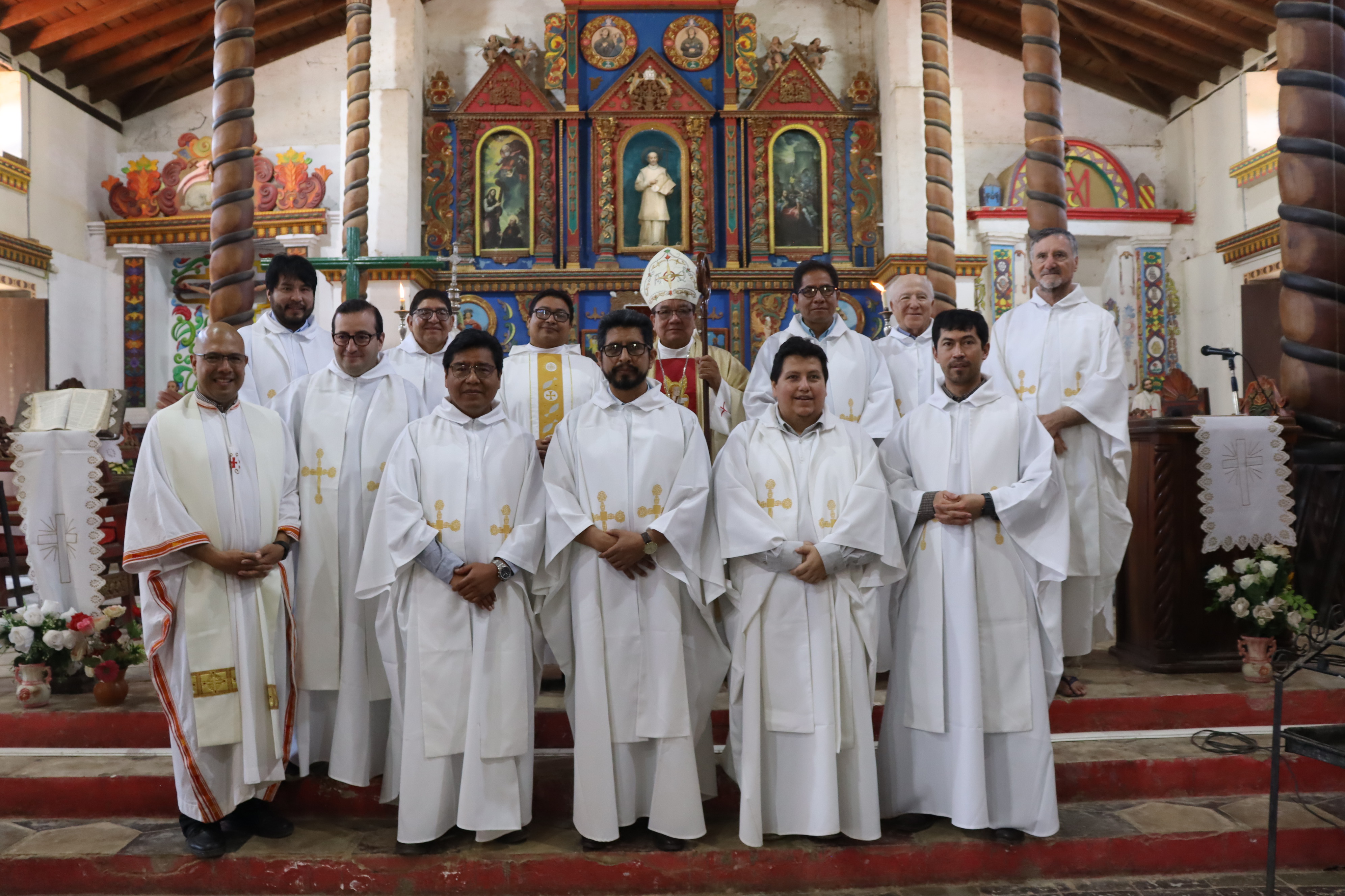 El obispo del Vicariato apostólico del Beni, Aurelio Pessoa, junto a los sacerdotes jesuitas.