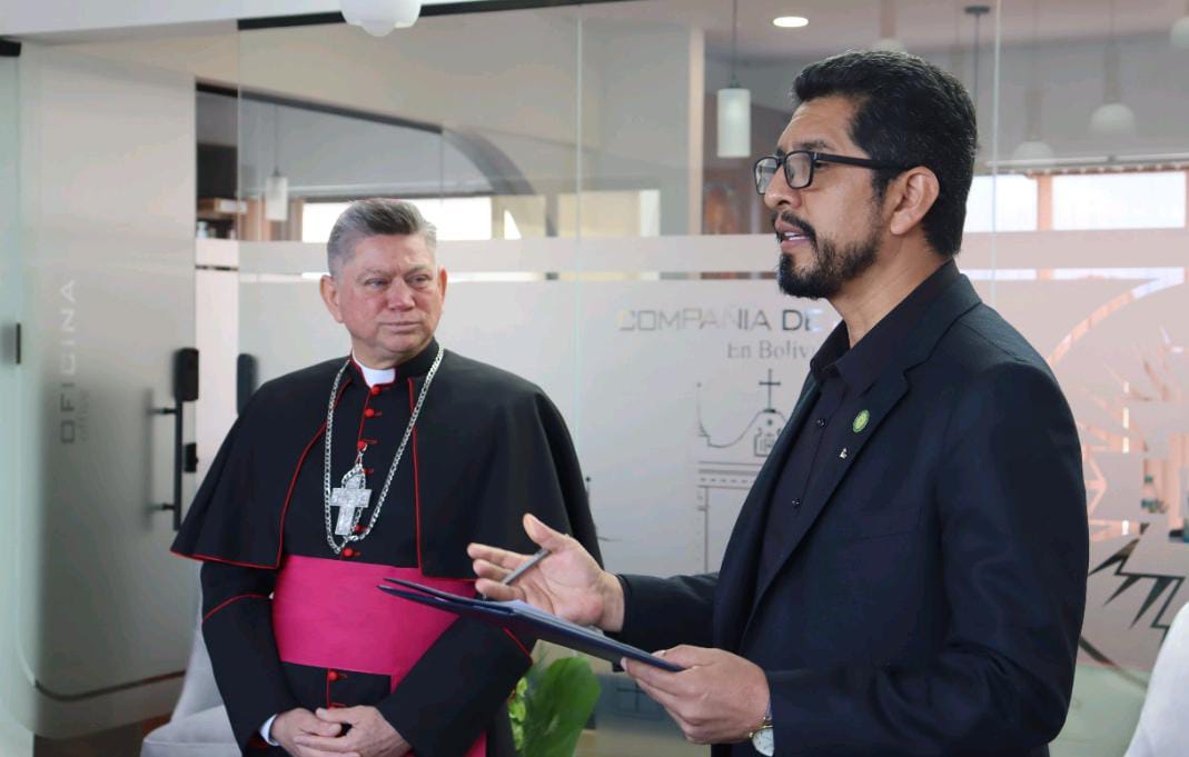 El Nuncio Apostólico en Bolivia junto al Provincial de la Compañía de Jesús, padre Bernardo Mercado, SJ.